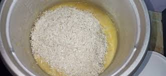 Kalau nak buat 1kg beras bahan2nya 1 cawan minyak jagung 5 sudu besar minyak sapi 1 tin susu cair. Jom Cuba Resepi Nasi Minyak Mudah Lagi Sedap
