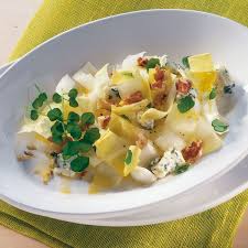 Schneller Chicoreesalat Mit Roquefort Chicoree Salat Essen Chicoree