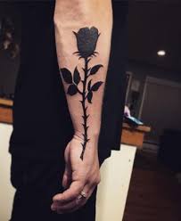 4 Fotos De Sencillos Tatuajes De Rosas Negras Tatuaje Rosa Negra Tatuajes De Rosas Tatuajes De Rosas Para Hombres Los tatuajes forman una parte inseparable del mundo del fútbol y cada vez quedan menos jugadores que no se han decorado algo importante para ellos en alguna zona de su anatomía. tatuaje rosa negra tatuajes de rosas