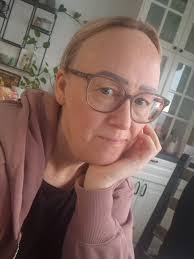 Tränad, osminkad och oduschad 😆 Skulle bara kolla lite på min serie när  jag åt lunch, men "var tvungen" att se klart...