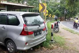 Memiliki garasi mobil di belakang rumah juga merupakan salah satu solusi terbaik, baik dari segi keamanan dan juga estetika dalam desain rumah. Avanza Veloz Teronggok Di Pinggir Jalan Sudah Sebulan Ditinggal Pemilik Halaman All Kompas Com