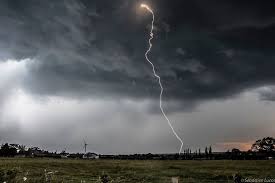 Elle revient sur le rôle méconnu des éclairs et des orages qui viendraient faire pousser nos légumes et végétaux. Meteo Orages Et Vents Violents Attendus Cette Semaine 18 Departements En Vigilance Orange Actu