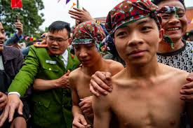 Người dân giằng co, cố giành lấy "chiếu thiêng" trong lễ hội Đúc Bụt để cầu  sinh con trai