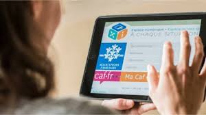 Aujourd'hui, lorsque la caf vous envoie un message dans votre espace mon compte, une pastille rouge apparaît pour vous avertir, vous retrouvez ensuite vos messages dans la rubrique suivre mes démarches. Aides De La Caf Nouveau Vous Pouvez Maintenant Les Demander En Ligne Capital Fr