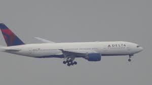 Incredible footage of ua 328 flight whose right engine caught fire soon after takeoff. Delta Boeing 777 200er Landing At Jfk Airport Happy New Year Youtube