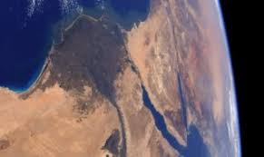 يبلع حجم جريان مياه نهر النيل في اليوم ٣٠٠ مليون كم٣، أي ستحتاج المياه ثلاثة أشهرٍ تقريبًا لتصل إلى المصب في المتوسط بدءًا من نقطة خروج النيل من بحيرة فيكتوريا. Ø§Ù„Ù†Ù‡Ø± Ø§Ù„Ø®Ø§Ù„Ø¯ Ø´Ø±ÙŠØ§Ù† Ø§Ù„Ø­ÙŠØ§Ø© Ø±Ø§Ø¦Ø¯ ÙØ¶Ø§Ø¡ ÙØ±Ù†Ø³Ù‰ ÙŠØªØºØ²Ù„ ÙÙ‰ Ø¯Ù„ØªØ§ Ø§Ù„Ù†ÙŠÙ„ ÙˆÙ…ÙˆÙ‚Ø¹ Ù…ØµØ± Ø§Ù„Ù…Ù…ÙŠØ²