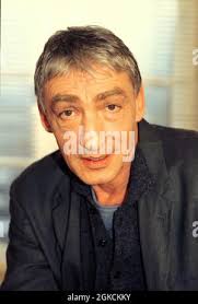 Gottfried John, deutscher Filmschauspieler, TV-Darsteller, Synchronsprecher  und Hörspielsprecher, Gottfried John spielt die Rolle des Michele Wolf in  der deutsch-italienischen TV-Produktion: Bedrohliche Schatten, La casa dove  abitava Corinne, 1996 ...