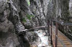 Die höllentalklamm bei grainau (ortsteil hammersbach) die höllentalklamm ist in jedem fall ein muß während des urlaubs in der zugspitzregion. Quermania Bayern Alpen Hollentalklamm Im Wettersteingebirge Bei Garmisch Partenkirchen Urlaubsziele Sehenswurdigkeiten Und Ausflugsziele In Deutschland
