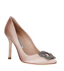 Es el fundador de una de las marcas de calzado más prestigiosas del mundo, que lleva su propio nombre. Zapatos De Novia Manolo Blahnik 2017 Completa Tu Look Nupcial Con Un Diseno Exclusivo Para Tus Pies Zapatos De Novia Zapatos De Boda Zapatos Manolos