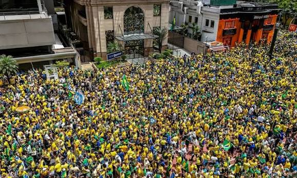 Lula de chapéu em evento de campanha