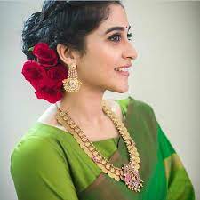 2 043 Likes 5 Comments Swayamvaraa Wedding Exhibition Swayamvaraa Wedding Exhibition On Insta Indian Hairstyles Saree Hairstyles Indian Bridal Hairstyles