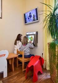 Magic Wall In Edelstahl Optik Im Kinderwartezimmer Orgacontrol Kinderspielecke Kinderterminal Touchscreen Magicwall War Kinderspielecke Kinder Kinderecke