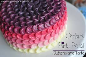 Ein Traum Aus Buttercreme In Vielfarbigen Schichten Die Ombre Pink Petal Buttercreme Torte Sieht Aufwendig Aus Ab Buttercreme Torte Buttercreme Blechkuchen