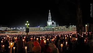 Após a missa do dia 13, as celebrações terminam com a tradicional procissão do adeus. Fatima Feels Like Home Fatima Ferry Building San Francisco Travel Tours