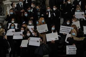 Video Foto Protest La Curtea De Apel Bucuresti Si In Mai Multe Locuri Din Tara Al Avocatilor Avocatii Protesteaza Dupa Ce Colegul Robert RoÈ™u A Fost Condamnat In Dosarul Ferma Baneasa Acestia