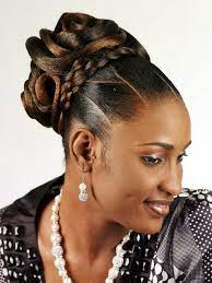 Moi qui faisais une fixation sur des cheveux lâchés, je suis pourtant tombée en amour de cette coiffure. Coiffure Chignon Mariage Africain Coiffure Dame Cheveux De Mariee Coiffure