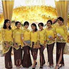 Model ini menjadi favorit anak muda karena selain modis, bisa juga dipadukan dengan kain batik. Rok Duyung No 3 Dr Kiri Model Kebaya Modern Broklat Kuning Rok Batik Parang Model Kebaya Model Kebaya Brokat Modern Kebaya