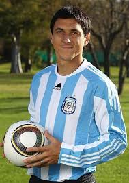 Dopo due giocatori d'attacco ecco un laterale difensivo. Defender Nicolas Andres Burdisso Of Argentina S National Team For The Argentina National Team Argentina Football Team Argentina Football