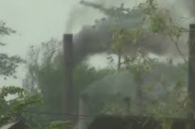 Penyebab dan dampak pencemaran udara merupakan salah satu persoalan lingkungan hidup yang bersifat klasik bagi masyarakat perkotaan. Terpapar Polusi Asap Pabrik Tahu Warga Tropodo Sidoarjo Sesak Napas