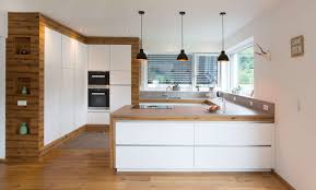 Moderne Kuchen Gfrerer Kuchen Qualitatsmobel In 2020 Moderne Kuche Kuchen Ideen Modern Kuche Landhaus Modern