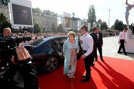 Check spelling or type a new query. Obrazem Babis A Donutil Na Cervenem Koberci I Dojata Bohdalova Karlovy Vary Se Louci S Festivalem Aktualne Cz