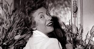 Autour de 1958, on retrouve trace de son passage sur la scène du cabaret « port du salut 16 » en 1959, pia colombo chante et enregistre le titre défendre d'afficher : Julie Leclerc Retour Sur La Vie Et La Carriere De La Voix Historique D Europe 1