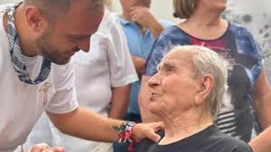 El alcalde de Arganda del Rey felicita al vecino Miguel Bernabé, que cumple  100 años en el día de la ofrenda a la virgen