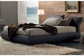 Marianne è un letto con testiera a due cuscini con lacci laterali e bottoni in legno. Letto Design Suremi Toparredi