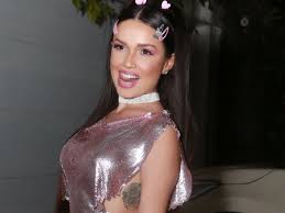 Sem calcinha, Juliette arrasa em look para festa com famosos