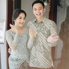 Model baju tunangan lamaran couple dan modern terbaru paling serasi. 45 Model Batik Couple Modern Modis Kombinasi 2020 Bergaya