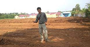 Perhitungan volume kebutuhan urugan tanah ilmurumah com 25 07 2019 rumus kebutuhan tanah urug 1 2 x volume pada contoh cara menghitung diatas kita dapatkan volume urugan sebesar 60m3 namun dalam mengurug akan ada yang namanya pemadatan sehingga perlu ditambahkan material cadangan sebanyak 0 2 jadi volume dikalikan dengan angka 1 2 maka ketemulah kebutuhan tanah urug 60m3 x 1 2 72m3 Cara Menghitung Kebutuhan Tanah Urug Untuk Pemadatan Lahan Cacatrik