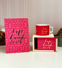 live laugh love tasarimli kutulu kupa ve defter hediye sepetleri defter hediyeler