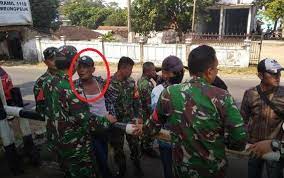 Edan, preman mabuk dadang buaya cs serang koramil dan polsek pameungpeuk garut. Ryubm1vq352rxm