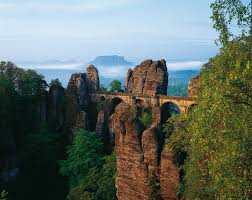 Heute ist die bastei die beliebteste sehenswürdigkeit. Besucherinfo Bastei Hohnstein Burgstadt Am Fels Sachsische Schweiz Elbsandsteingebirge