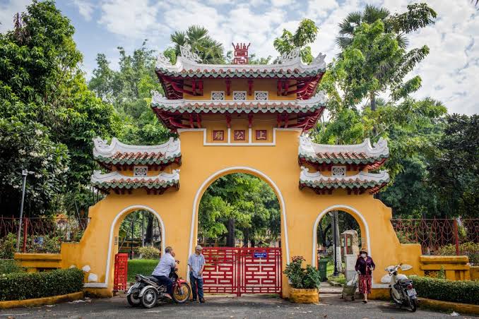 Lăng Ông Bà Chiểu – lăng miếu đẹp và linh thiêng ở Sài Gòn – VinWonders