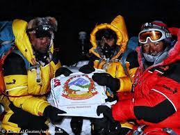 Innerhalb der vergangenen sieben tage endete die besteigung des mount everest für mittlerweile viele der wartenden ziehen sich schwere erfrierungen zu und leiden an extremer erschöpfung. Mount Everest Jetzt Offiziell 8848 86 Meter Hoch Abenteuer Berg