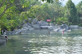 Kolam air panas suhu yang berperingkat banyak. Sungai Klah Hot Spring Park Sungkai Sitihananazura