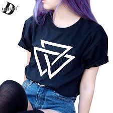 Resultado de imagem para blusas tumblr