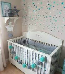 Babyzimmer In Mint Und Grau Deko Pompon Kette Deko Bettwasche Wandaufkleber Babyzimmer Weisse Mobel Kindergartenecke
