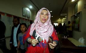 Penyanyi :dato seri vida lagu : Datuk Seri Vida Didenda Rm4 800