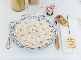 Une table festive ne s'arrête pas à la vaisselle jetable, il faut également réussir à habiller correctement et avec goût sa table. 5 Sites Pour Louer De La Jolie Vaisselle Pour Son Mariage