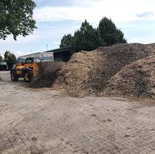Auf Grund Der Hackselarbeiten Der Letzten Tage Hiess Es Heute Erstmal Auf Unserem Betriebshof Abtransport Der Hackschnitzel Gartengestaltung Gartenbau Garten