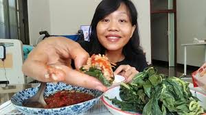 Jun 16, 2021 · 2 lbr daun jeruk purut, robek daunnya 2 lbr daun salam 1 btg serai geprek bawang merah goreng untuk taburan sambal terasi goreng. Nyambel Lagi Makan Lagi Sambal Terasi Vs Daun Singkong Youtube