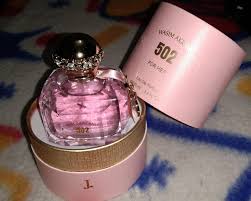 It reveals an attractive and delicate outlook of a lady in a crystal cut bottle with sparkling stones studded in the gold head of the fragrance. Junaid Jamshed Perfumes 502