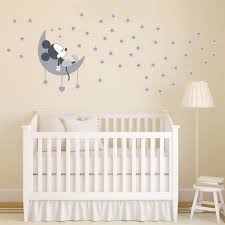 Erkek bebek odası duvar kağıdı seçerken dekorasyonla uyumuna, bebekleriniz üzerinde bırakacağı etkiye ve duvar kağıdının kalitesine dikkat edilmelidir. Miki Fare Erkek Cocuk Odasi Duvar Sticker Cs 843