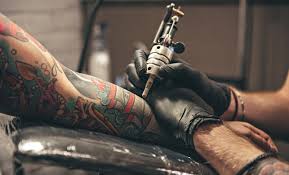 Las 55 Mejores Frases Para Tatuarse En La Espalda El Brazo O El Costado Tatuajes en la espalda baja. diario femenino