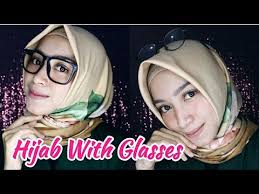 Tips tampil cantik untuk kamu yang berhijab dan berkacamata. Foto Cewek2 Cantik Lucu Berhijab Pake Kacamata