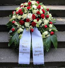 Trauerkranz Rot Weiss Trauerblumen Trauerfloristik Beerdigung Menschmeisterfloristik Blumen Zur Beerdigung Beerdigung Blumen Abmachung Trauerkranz