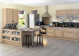 Aménagement de style loft industriel avec murs en briques rouges et tuyaux apparents. Exemple De Cuisine En Bois Clair Credence Noir Et Fond Inox Vers Plaque Meuble Cuisine Cuisine Chene Cuisine Bois Clair