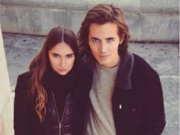 Assis face à son actuelle épouse aurore aleman, avec qui il est marié depuis 2016. Photos Le Fils De Flavie Flament Tres Amoureux Sur Instag Tele Star